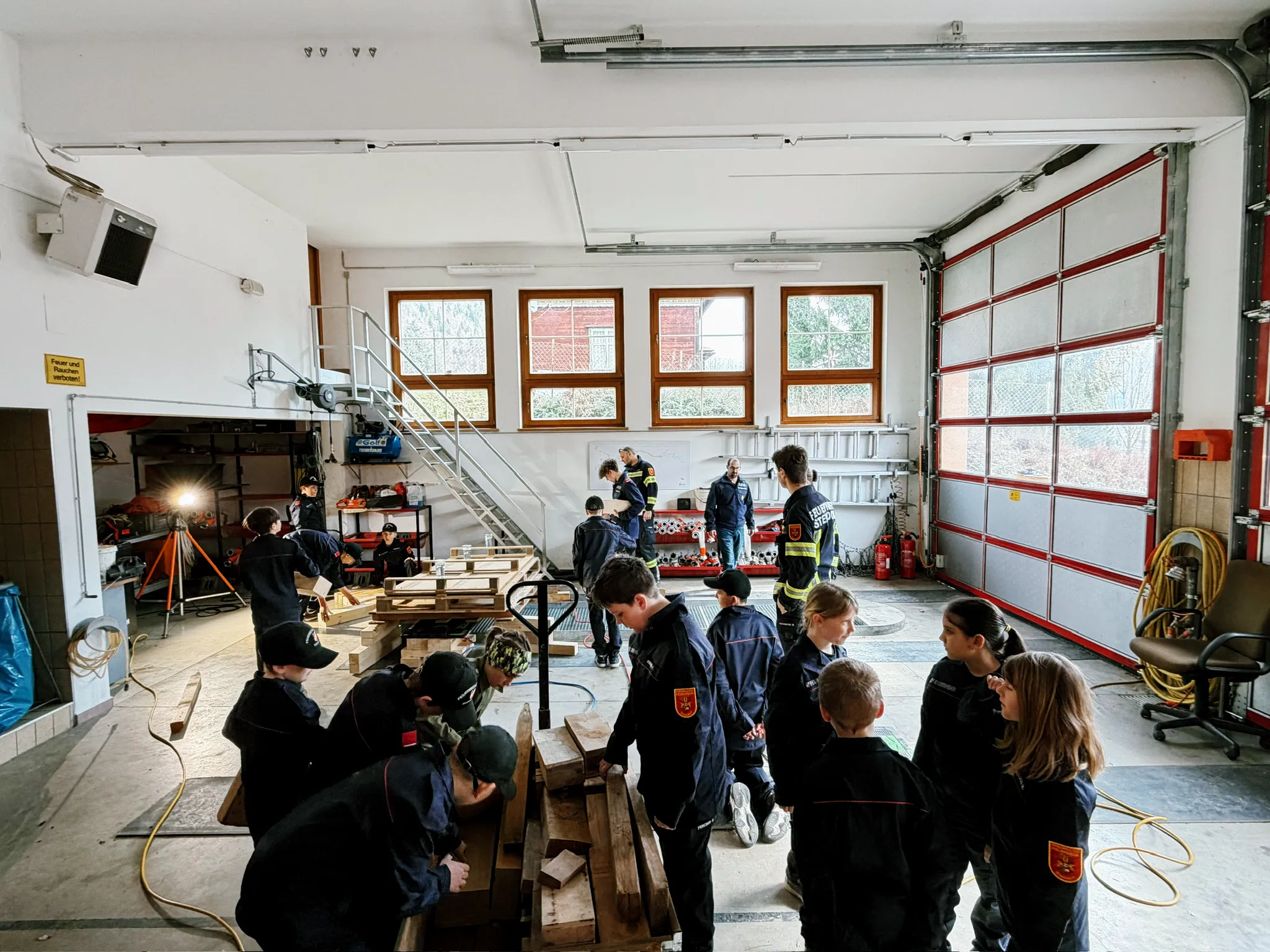 Die Feuerwehrjugend Steindorf vor dem Feuerwehrhaus
