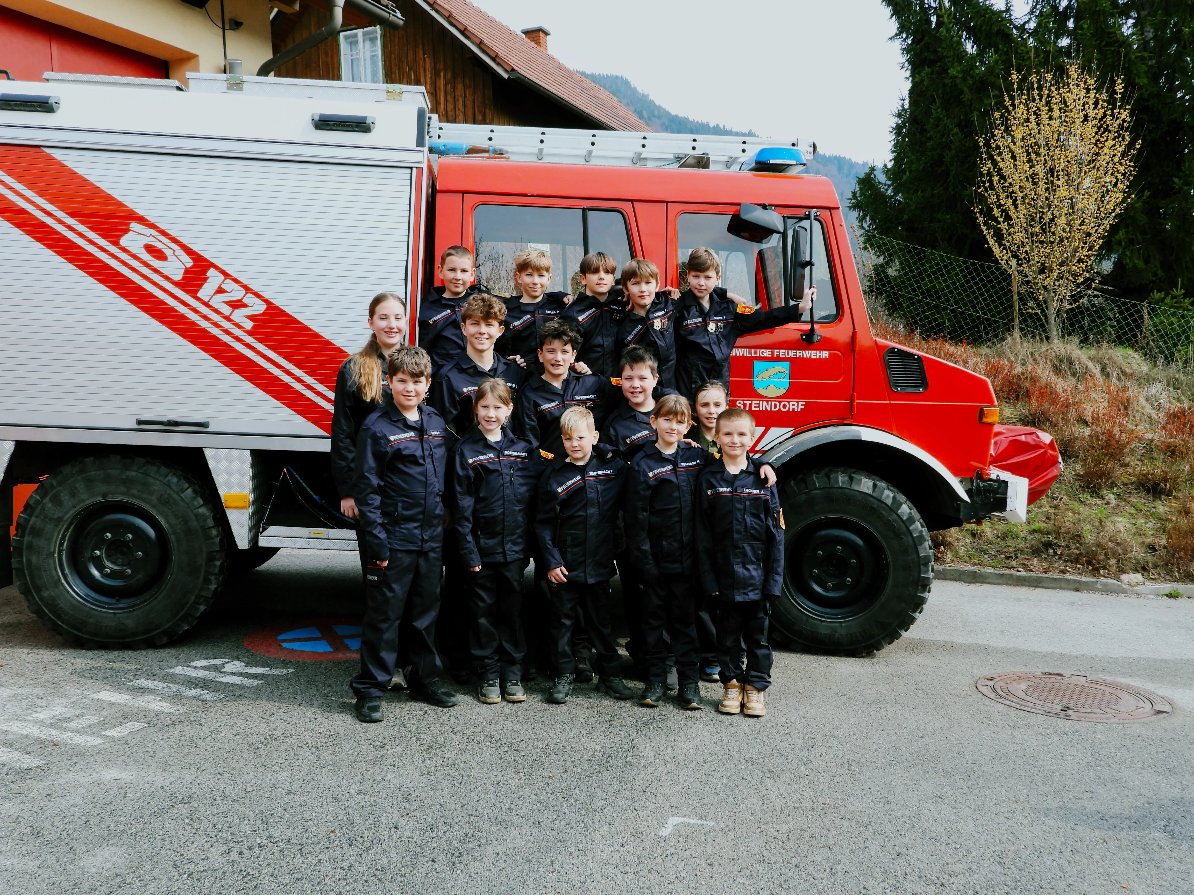 Die Feuerwehrjugend Steindorf gemeinsam vor dem Einsatzfahrzeug