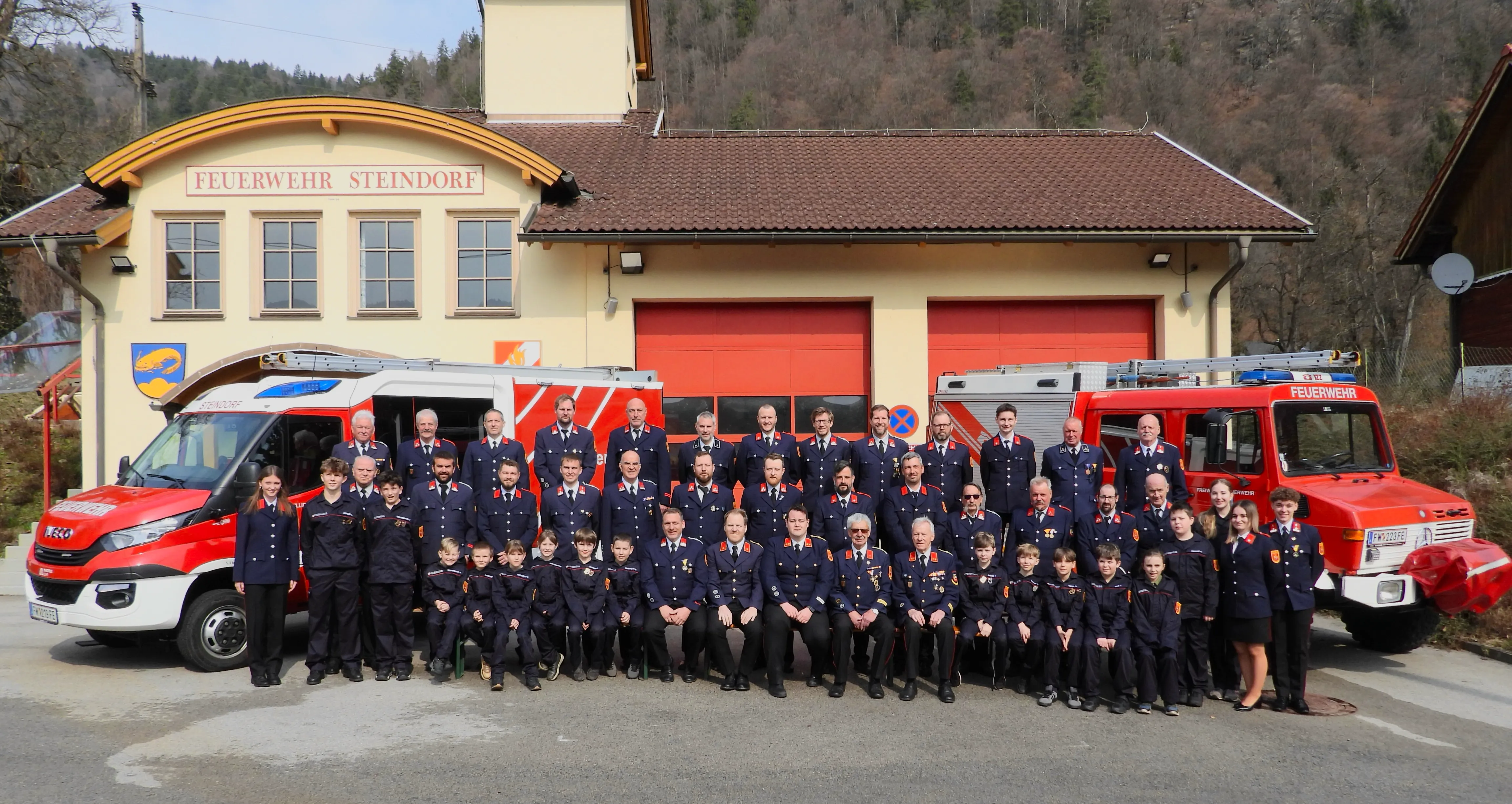 Die Mannschaft der FF Steindorf vor dem Feuerwehrhaus mit beiden Einsatzfahrzeugen