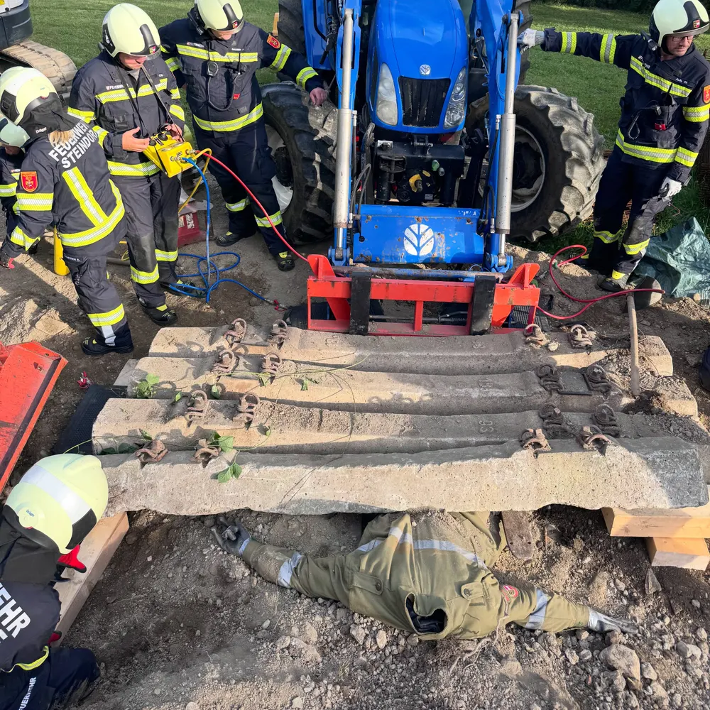 🚒 Übung Nr. 9 - Einsatzübung 🚒
•
•
•
Eine eingeklemmte Person unter Maschine lautete die erste Einsatzmel…