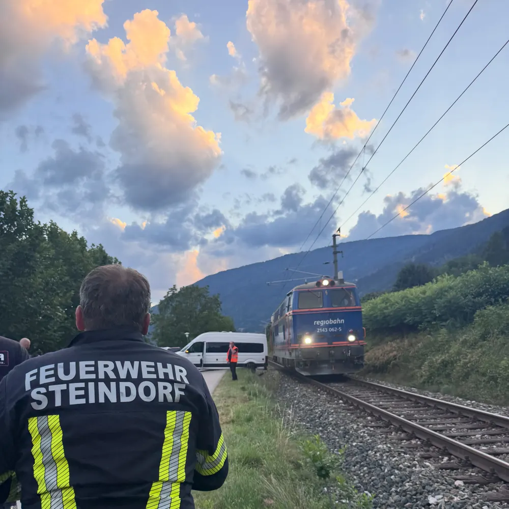 🚨 Einsatz Nr. 22 🚨
•
•
•
Sirenenalarm für FF Steindorf
T1
Ein Fahrzeug auf den Bahngleisen der ÖBB Streck…